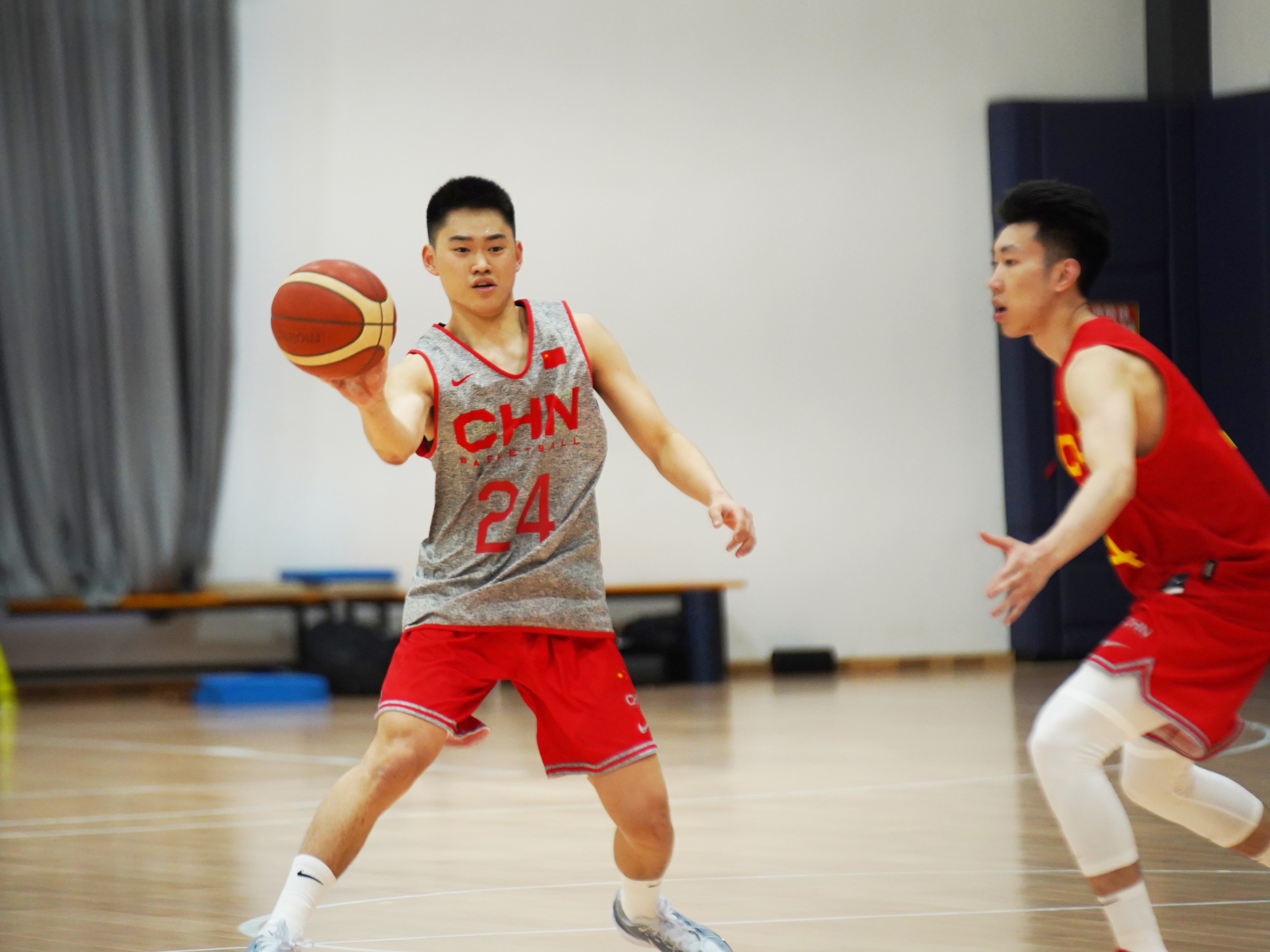 球迷关注球队选秀大会,传闻指导意向球员 球迷关注球队选秀大会,传闻指导意向球员